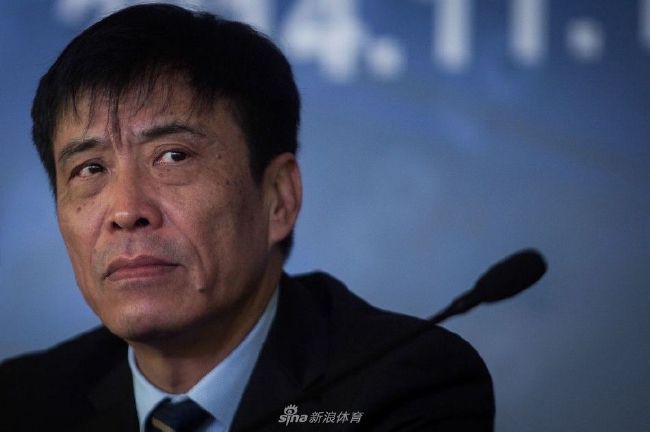 美女扒开尿口给男人玩